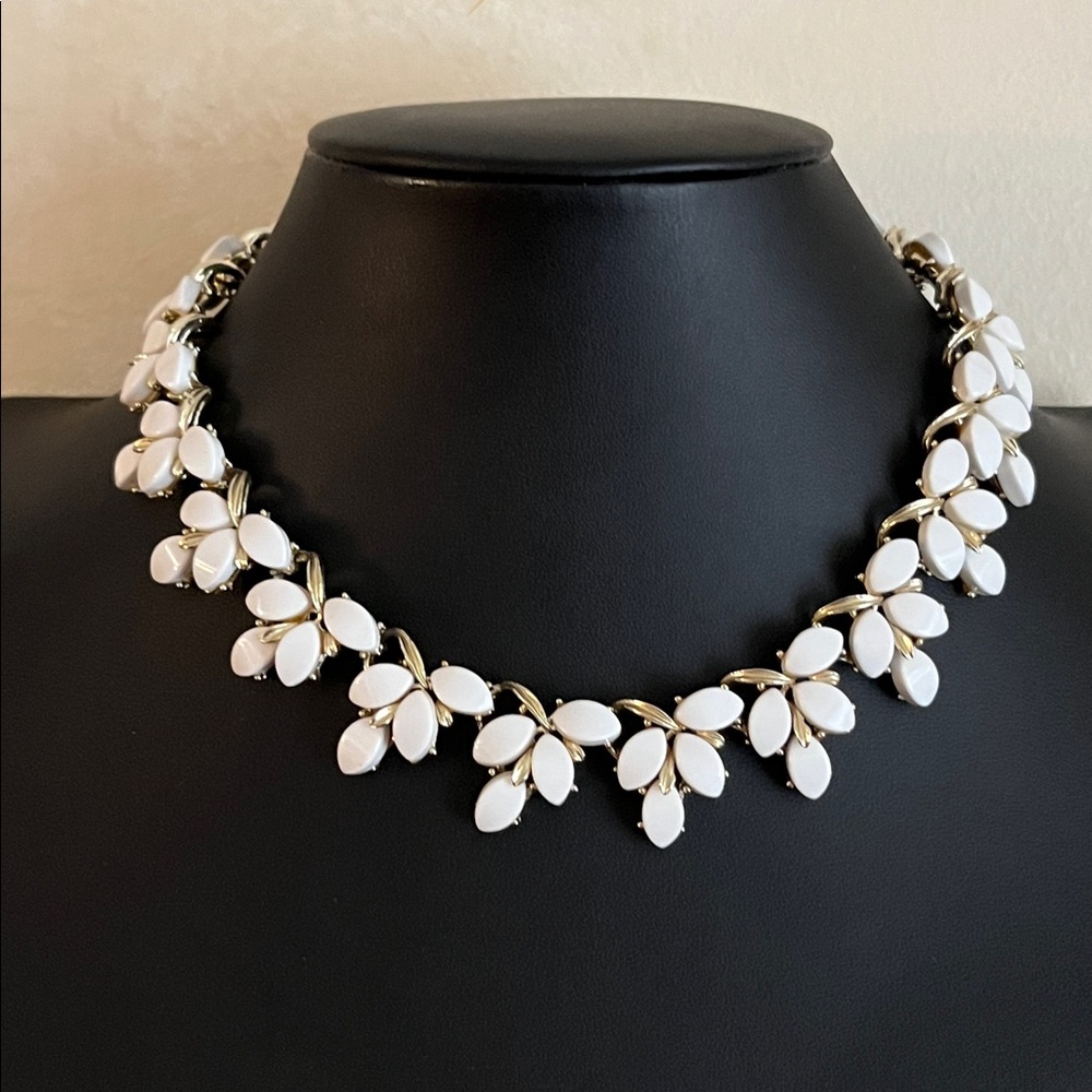 Vintage Kramer white thermoset draping leaves choker and clip ear climber set - Picture 2 of 13